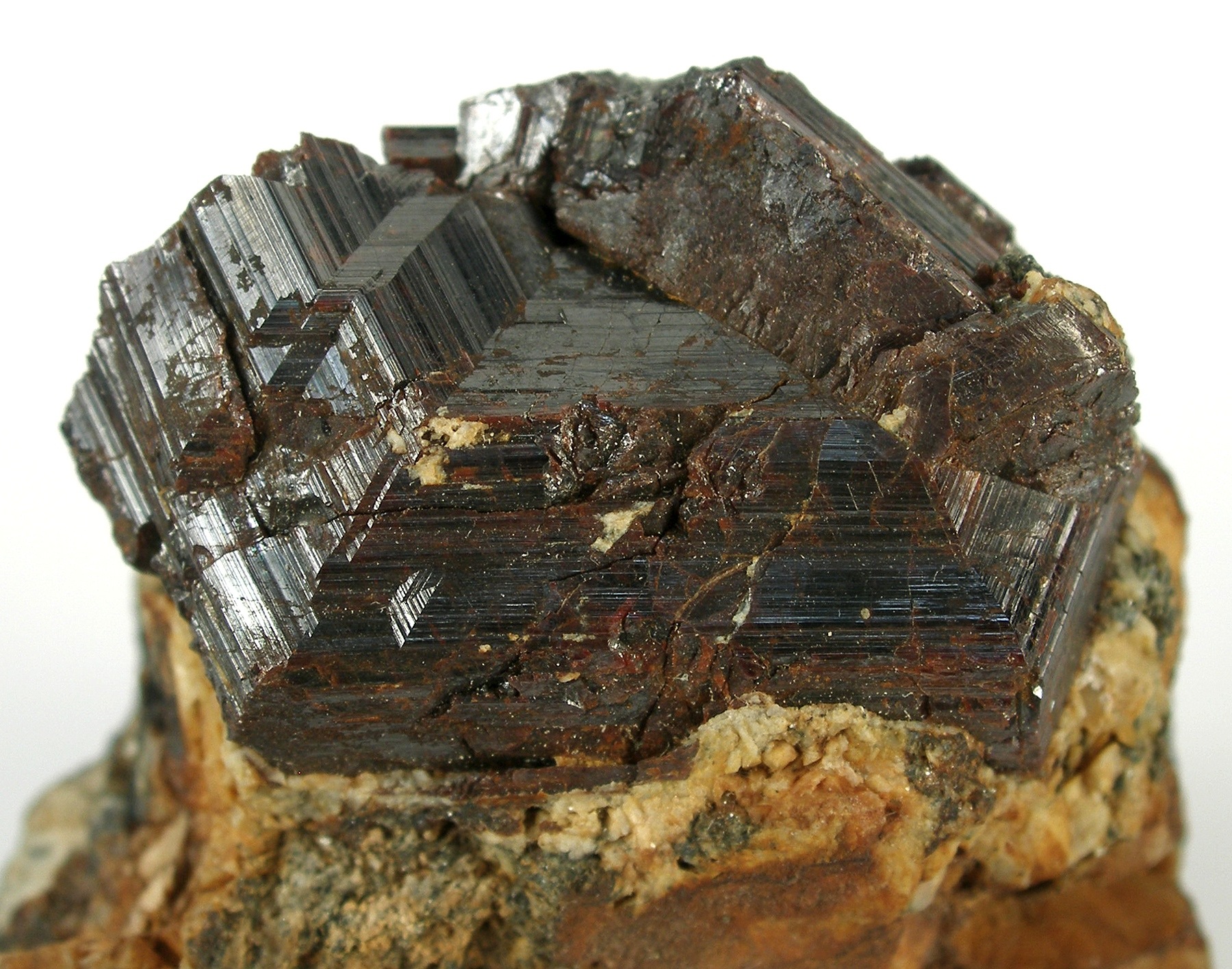 Какой самый сильный металл. Рутил минерал Титан. Рутил сагенит минерал. Ильменит минерал. Рутил минерал в породе.