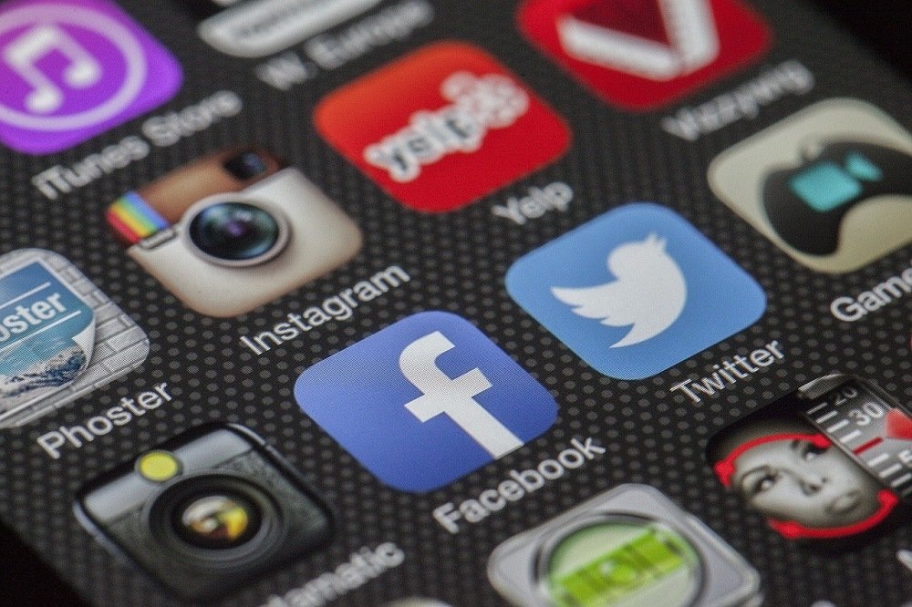 9 mistakes entrepreneurs make with their social media