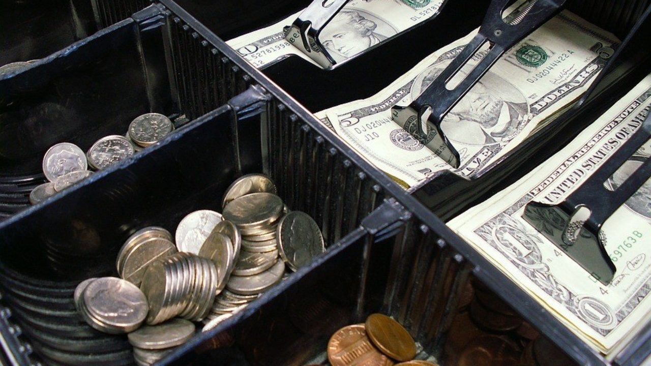 Training You Employees To Handle Cash Handling System To Avoid