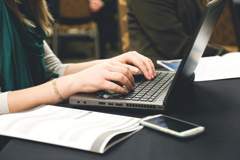6 smart ways to make money on the side while working full-time