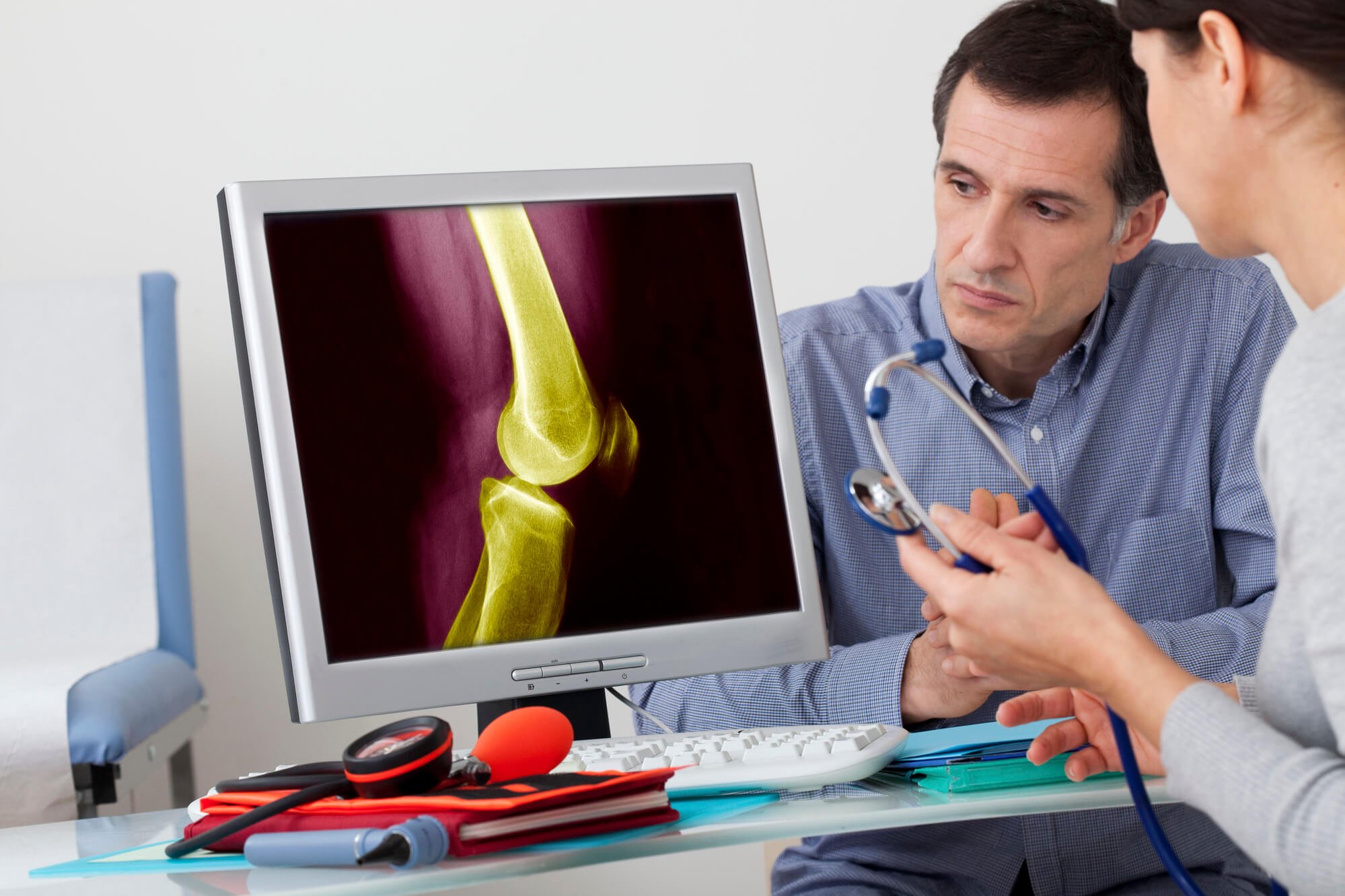 Man consulting an orthopedic. 