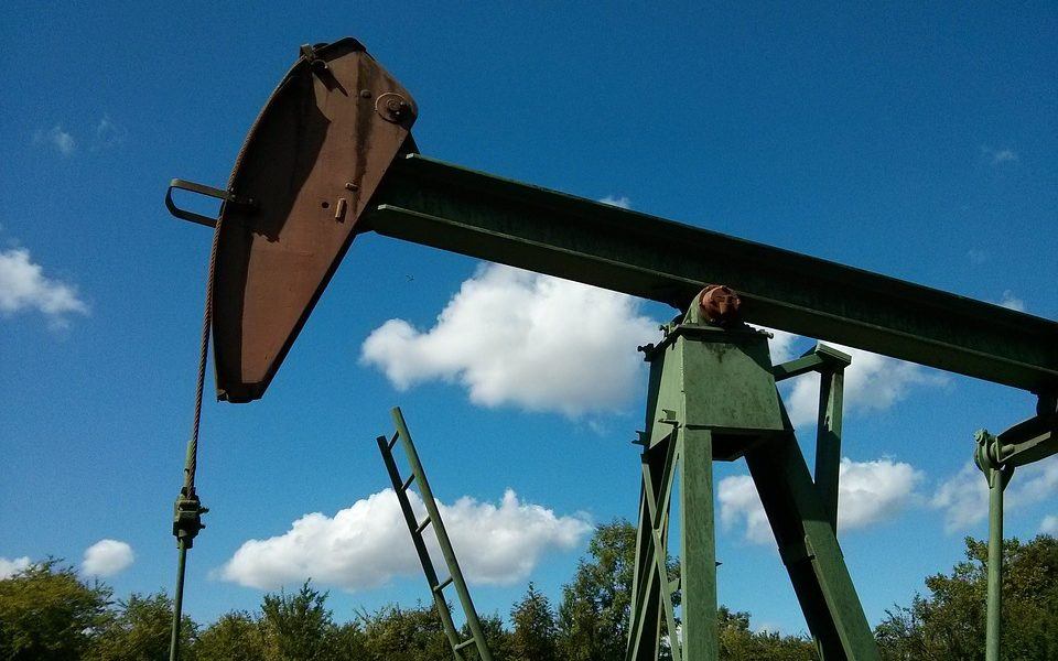 Crude oil prices fluctuate as OPEC meeting approaches