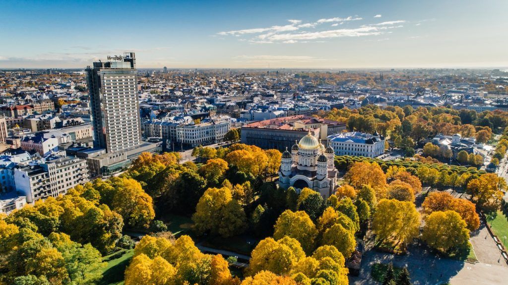 This picture shows an aerial view of a city.