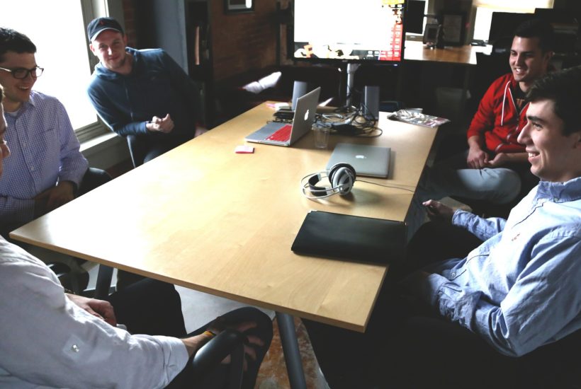 This picture show a group of worker during a meeting.