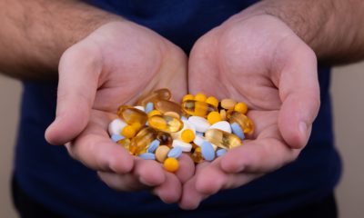 This picture show a person holding some medical capsules.