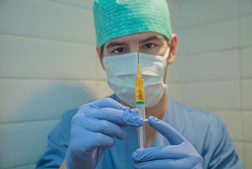 This picture show a doctor ready to apply an injection.