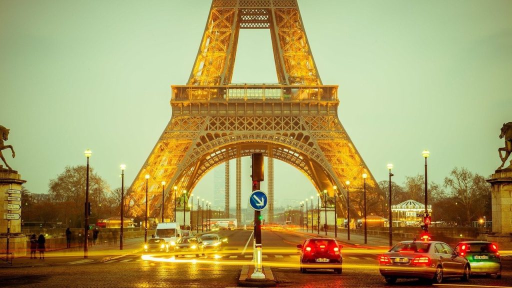 This picture show the Eiffel Tower.