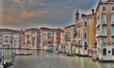 This picture show a canal in Venice.