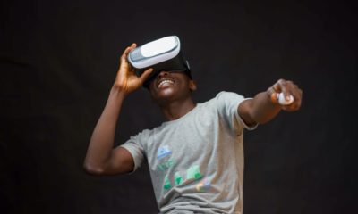 This picture show a persona using a VR headset.