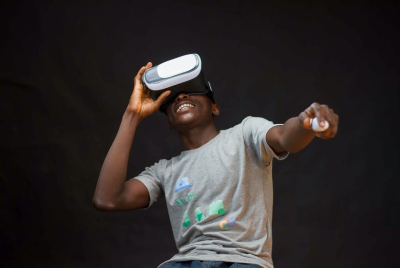 This picture show a persona using a VR headset.