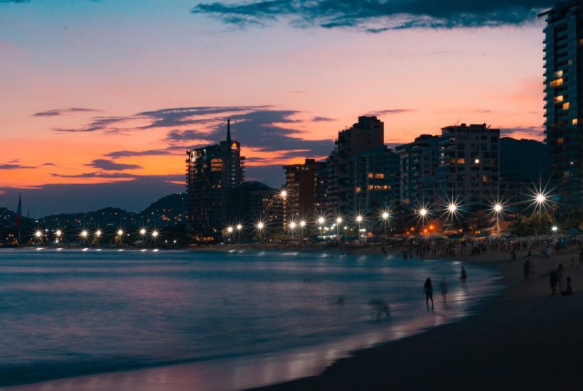 This picture show a beach in Acapulco.