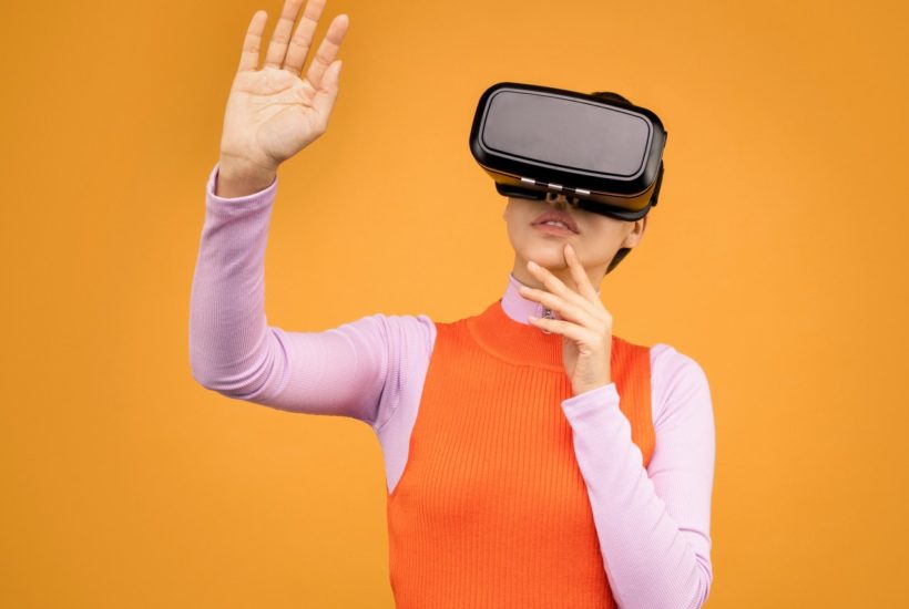 VR technology is able to create engaging experiences in online retail