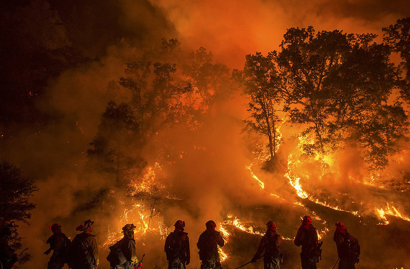 Alt-Text: Firefighters do their best to contain a 2015 Fire near the Napa Valley wine region