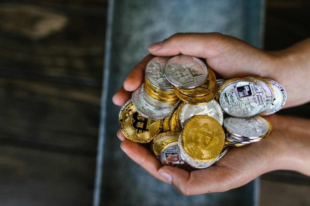 The Crypto Market Rally Signals Possible Breakout Amid Political Support and Cautious Retail Sentiment